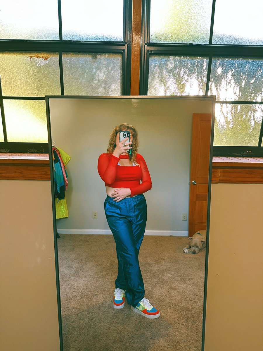 RePeachGA's tweet photo. My #OOTD inspired by primary colors + sporty spice ✨
#repeach #repeachga #sportyspice #nike #vintagenike #90snike #90sstreetwear #streetwear #streetwearfashion #90sfashion https://t.co/cVdQ2o0R6l