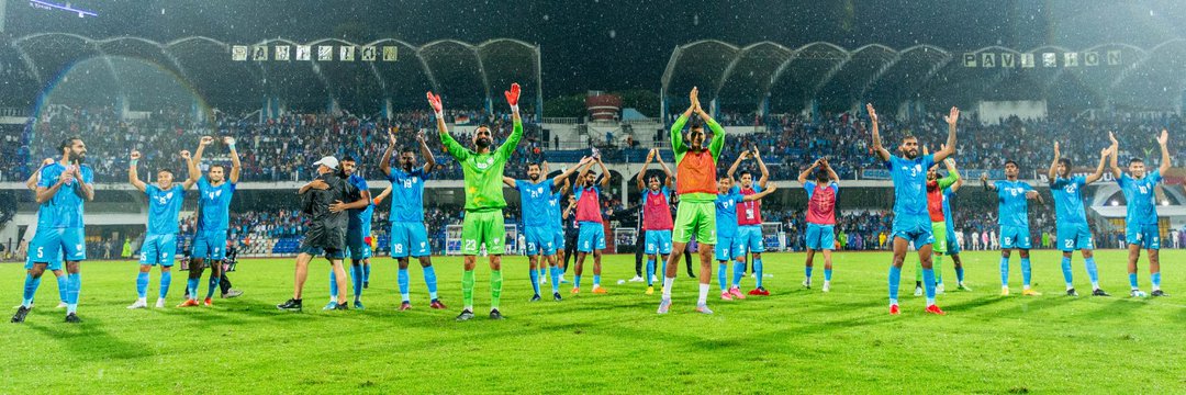 pannkajmahto's tweet photo. @SandeshJhingan Handball ke bare me jyada mat socho Sandesh bhaiya wo khel ka ek hissa hai koi bhi janbujhkar nahi karta hai hamlog hamesha aapke sath khade hain. Bhale hi match wo jeete hain lekin dil to hamari team hi jeeti hai. #IndianFootball 
#IRQvIND #BlueTigers #IRQIND https://t.co/ksD3O6tte0