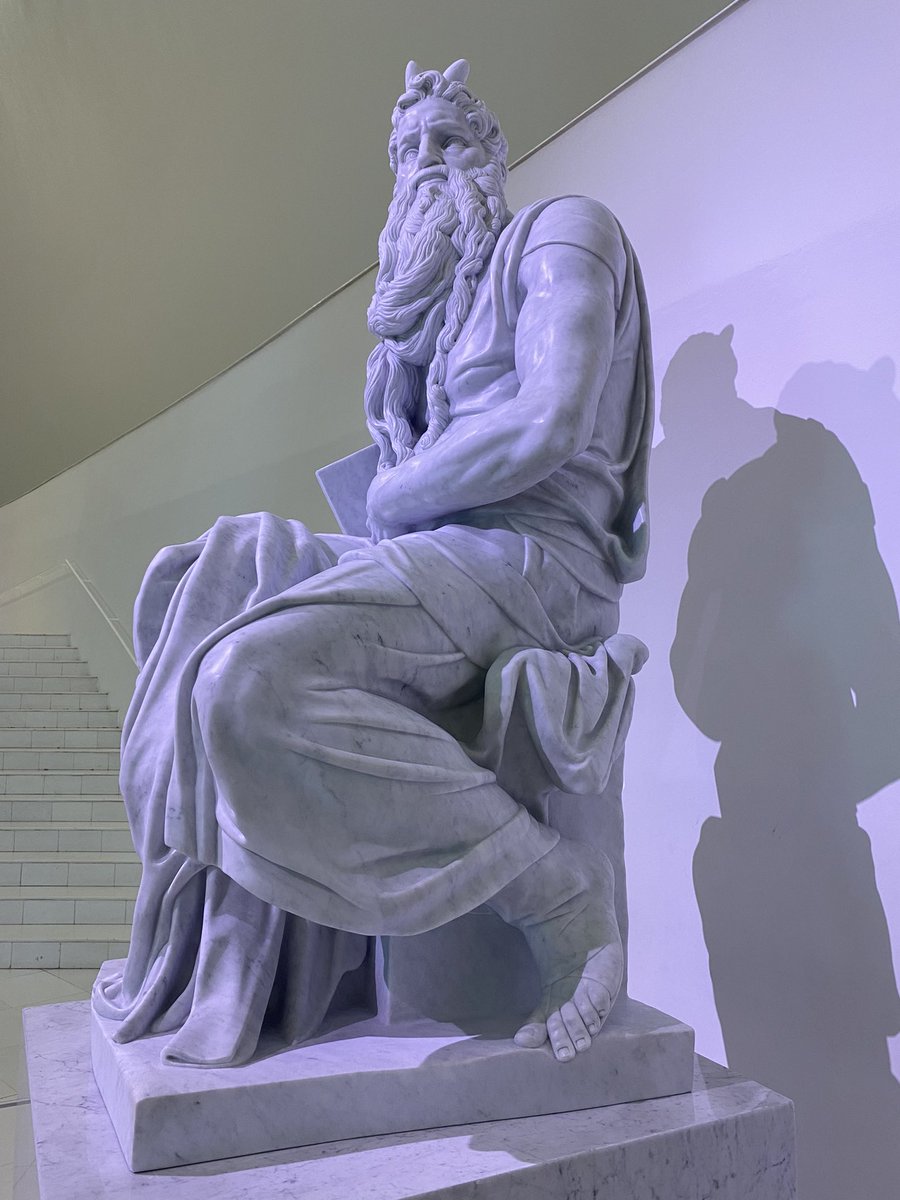 ValeWolf's tweet photo. Amigos, ya está en el Museo Soumaya la réplica del Moisés de Miguel Ángel hecha de mármol. Fue creada con un brazo robótico 🦾y tecnología de punta que escaneó el original y lo recreó idéntico a escala 1:1. Vayan a verlo antes de que se corra la voz y se aperre el museo. #CDMX https://t.co/ud1AuUWosH