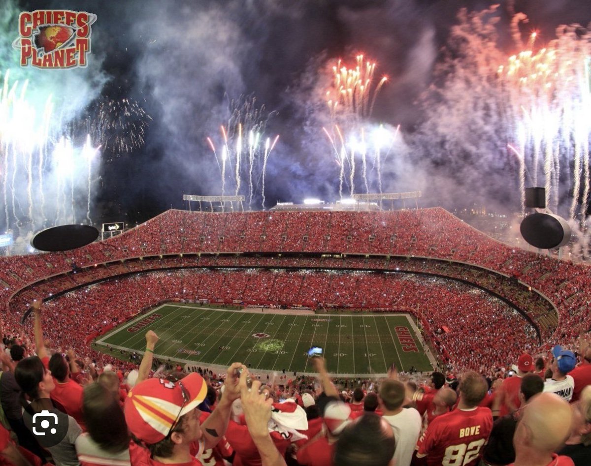 ChiefsFIG247365's tweet photo. Other cities can keep their domes and gold plated toilets, THIS is what a football stadium looks like.
#ArrowheadForever https://t.co/y6QHjdkaVW