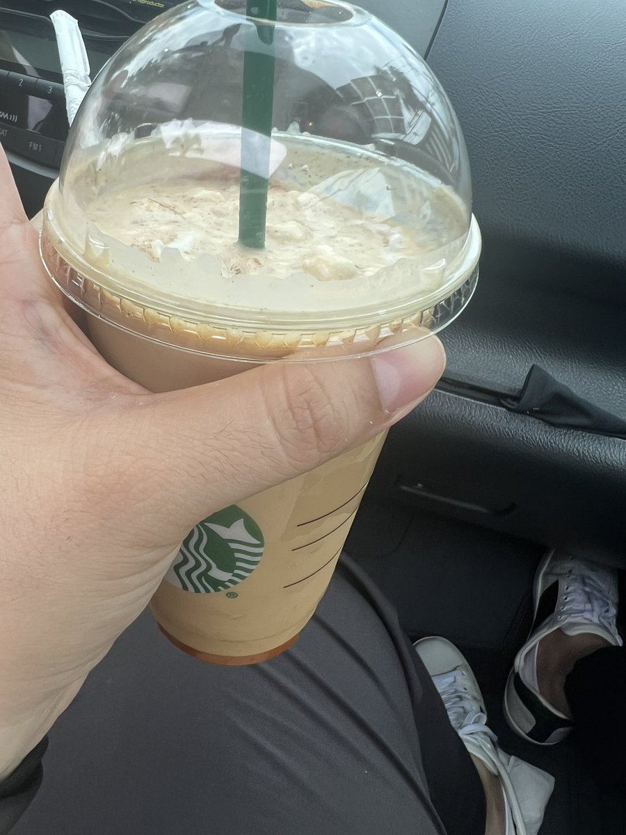 FertzSays's tweet photo. O sea sí, fue “bebida gratis” pero ve lo que entregan @StarbucksMex https://t.co/admVY39LXx