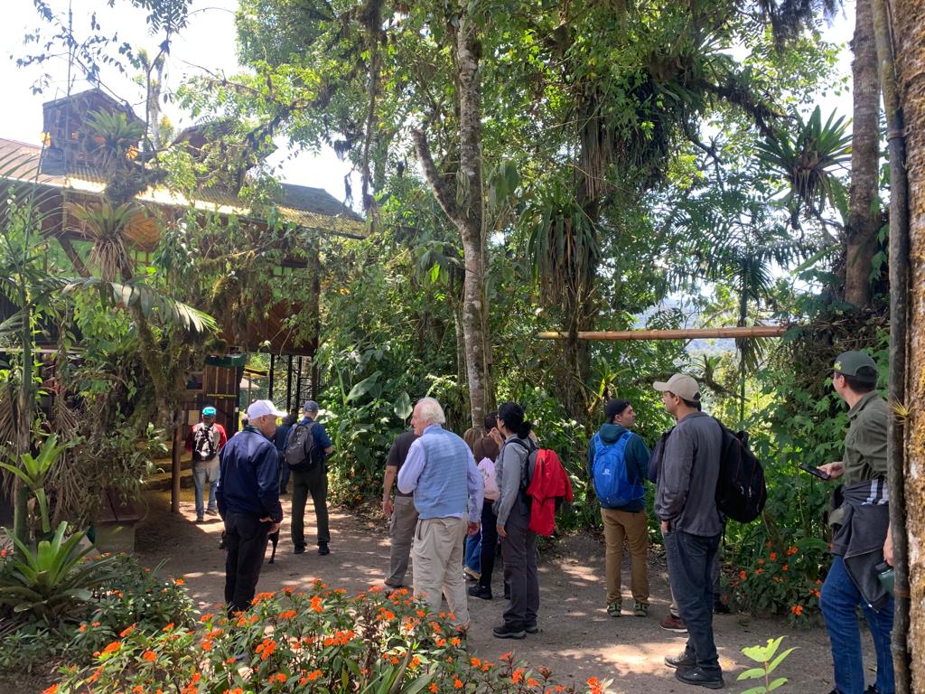 FAOEcuador's tweet photo. 📌Quito | Delegados de los países que participan en el taller del #FRA2025 recorren el Bosque Protector Cuenca del Río Guayllabamba donde se trabaja bajo el incentivo del Programa #SocioBosque de @Ambiente_Ec. https://t.co/K35LoA6P0S