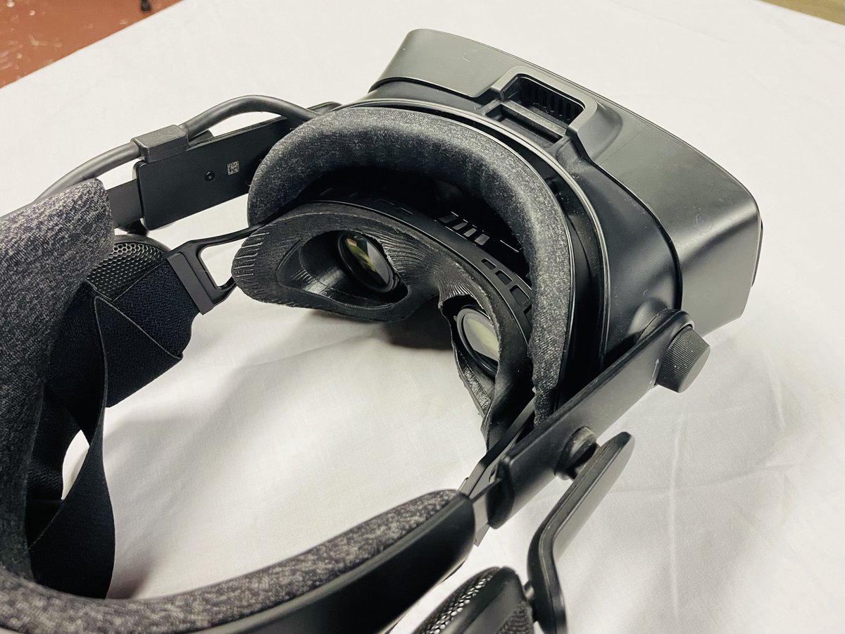 benz145's tweet photo. Bigscreen Beyond is so small, it fits *inside* most other headsets. https://t.co/yfgKo74HHw