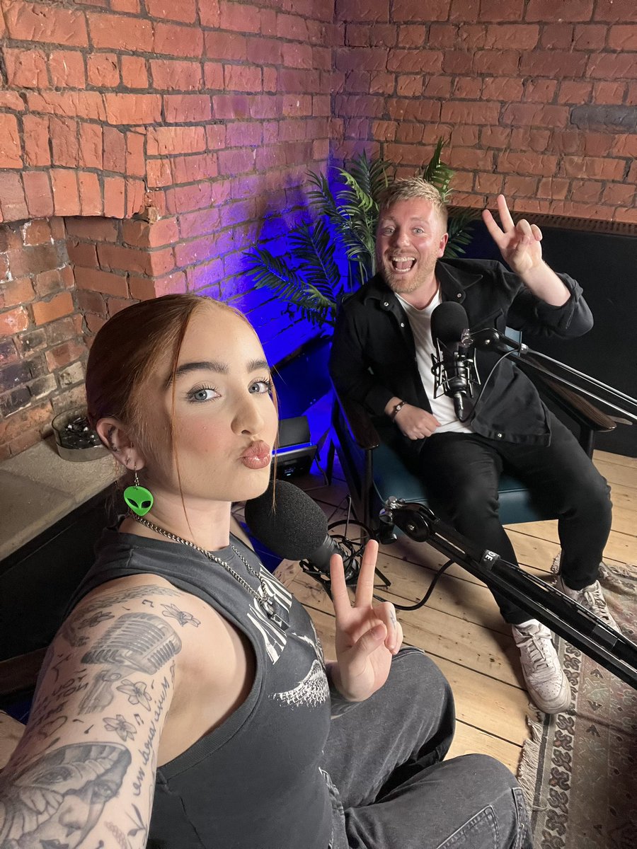 🎉 One week of the new pod being out 😁

Thank you so much to @harleemusic for being such an incredible guest to kick things off! Download it now whether you get your podcasts and watch it on YouTube 🙌🏻

#oneweek #newpodcast #Thursday #wrappingmyheadaroundit #harlee #downloadnow
