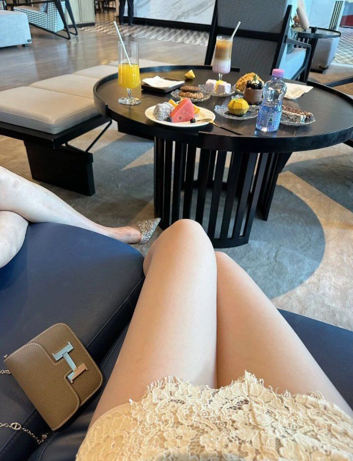 I really like it here. I have afternoon tea time with my girlfriends, drinking coffee, chatting, talking about the future now,