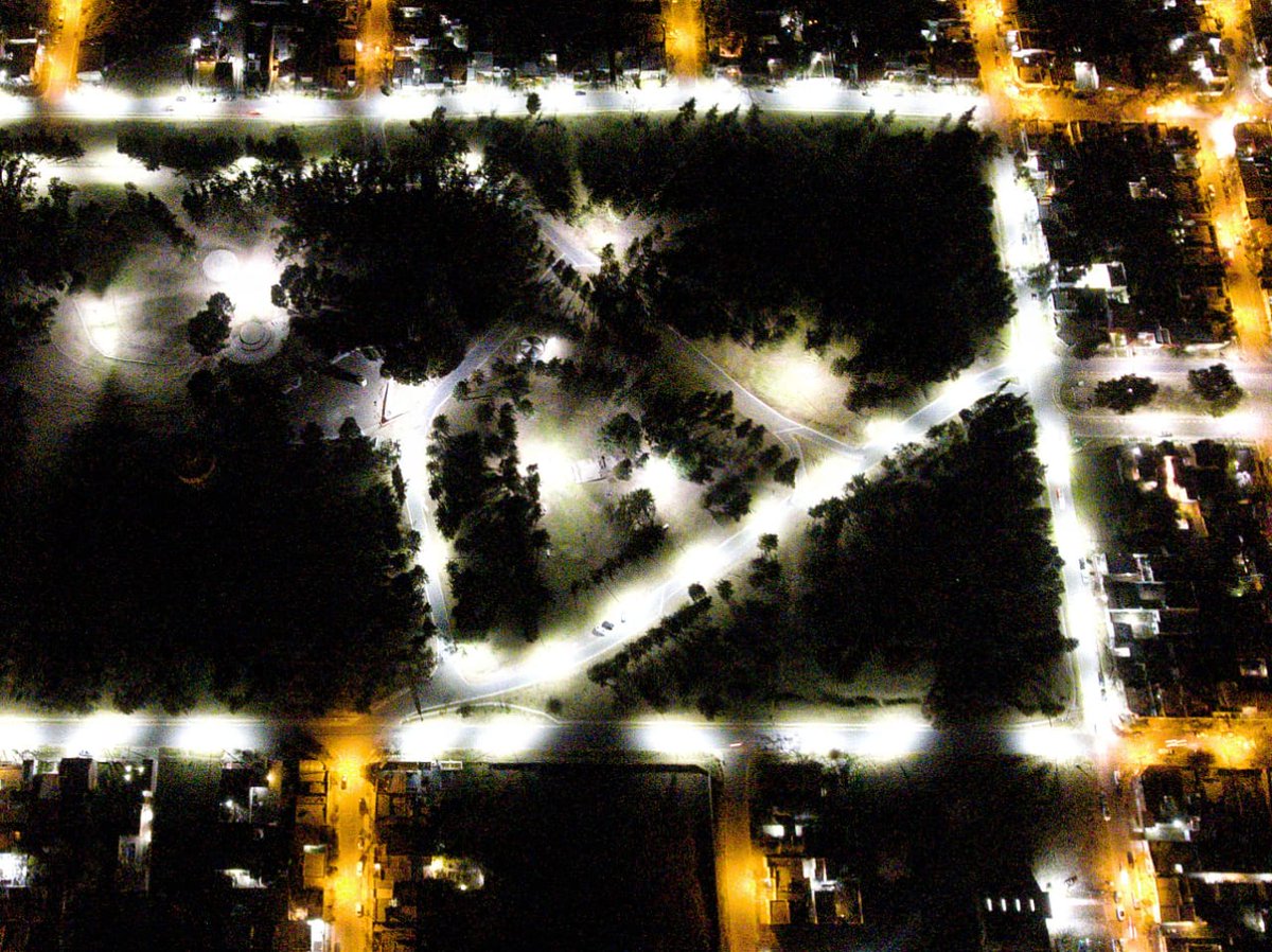 CrosalesPRO's tweet photo. Así luce la nueva iluminación LED instalada por el Municipio en el Parque San Martín
Ya se encuentran funcionando en su totalidad las 59 nuevas luminarias de tecnología LED en el interior del parque y en las calles perimetrales.

https://t.co/9XQhIKAIoh https://t.co/EARVXHVsbq