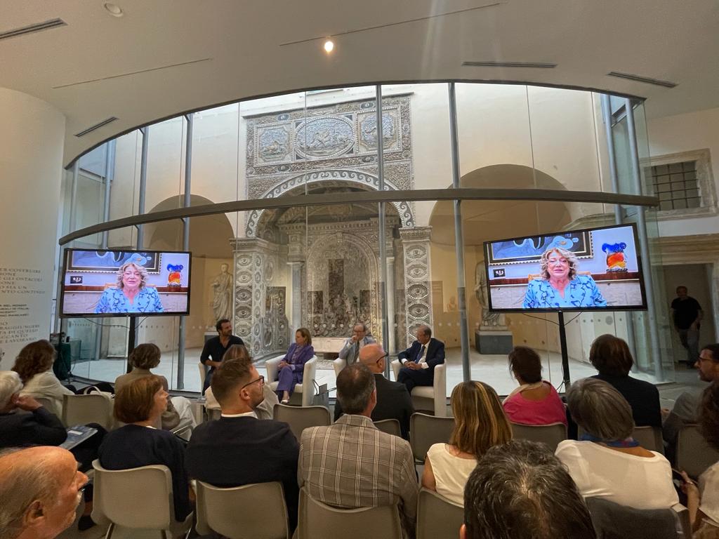 FondBracco's tweet image. #DianaBracco: “Grazie al #policlinicogemelli con la piattaforma #Art4ART, fotografie, filmati e storie della mostra "Le #Ritratte" di @GeraldBruneau  faranno appassionare tanti pazienti e, soprattutto, tante ragazze.”