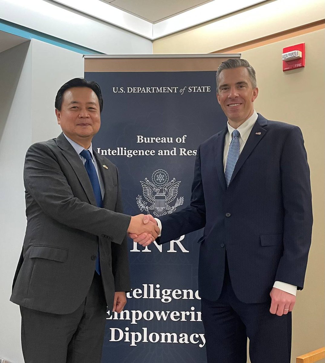 RokEmbDC's tweet photo. Amb. Cho had the pleasure of meeting with @StateINR Assistant Secretary Holmgren. They discussed North Korea and various global issues, as well as ways to further promote our cooperation in making #ROKUS Alliance even stronger. https://t.co/lMH1L9tHfj