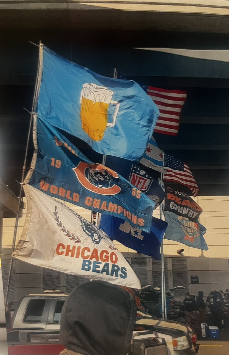 BearsTailgating's tweet photo. It does not matter if it is 3 degrees or 103 degrees… we will be the first ones in the parking lot… serving up drinks and making those coals hot! https://t.co/shacn0NTAy