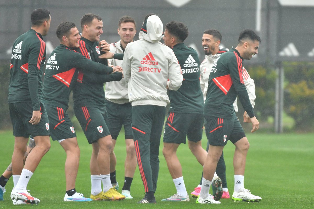 Clima tenso en River. Los jugadores no se pueden ni ver, se ve claramente como se putean y se cagan a trompadas entre todos. Crisis total.