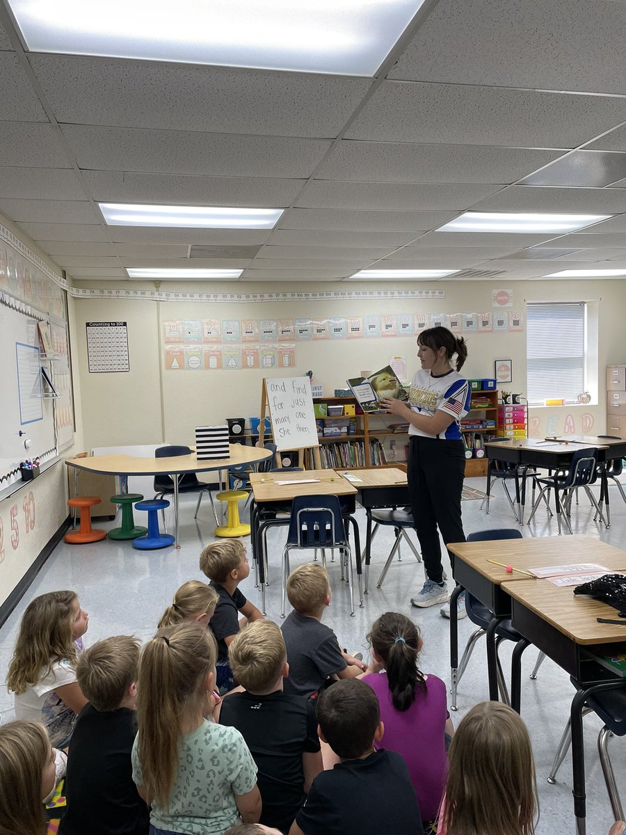 CentralHighFFA1's tweet photo. Chandler and Lacey reading an accurate Ag book to the grade school https://t.co/vd90969gor