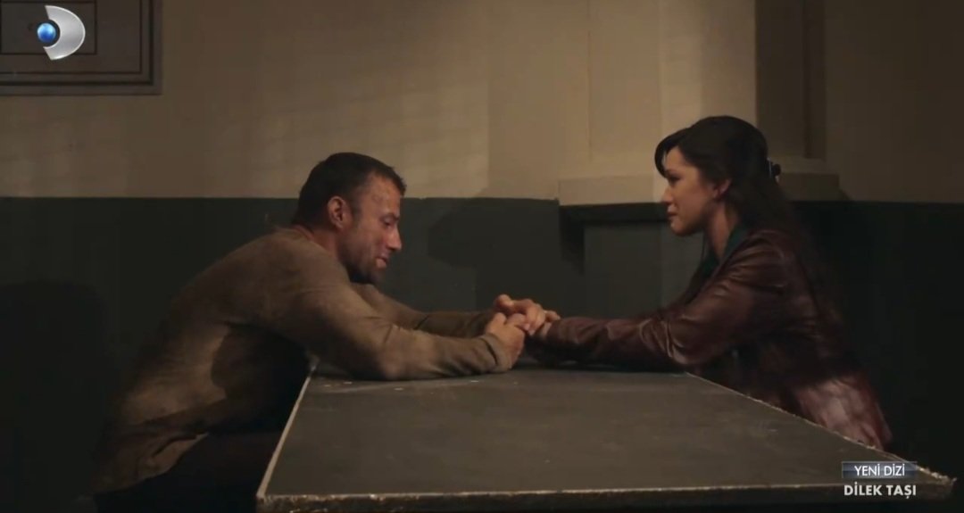 'Söz' 🥹❤️

M: Promise me you will take good care of her. 
F: I promise. 

Such an emotional scene. Vay be. 🤧

Figen really wants to help him &amp; his daughter Cemre. 

#DilekTaşı 
#SalihBademci #HazalSubaşı