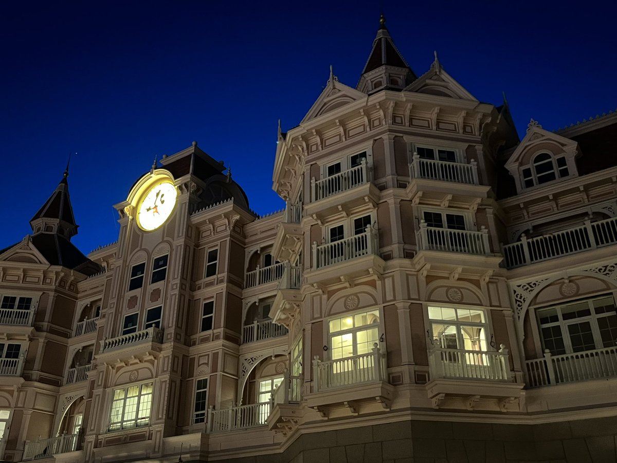 1929Mickey's tweet photo. First look at shop inside the reimagined Disneyland Hotel. Opening in 2024! ⚜️ https://t.co/9pG5VTadep