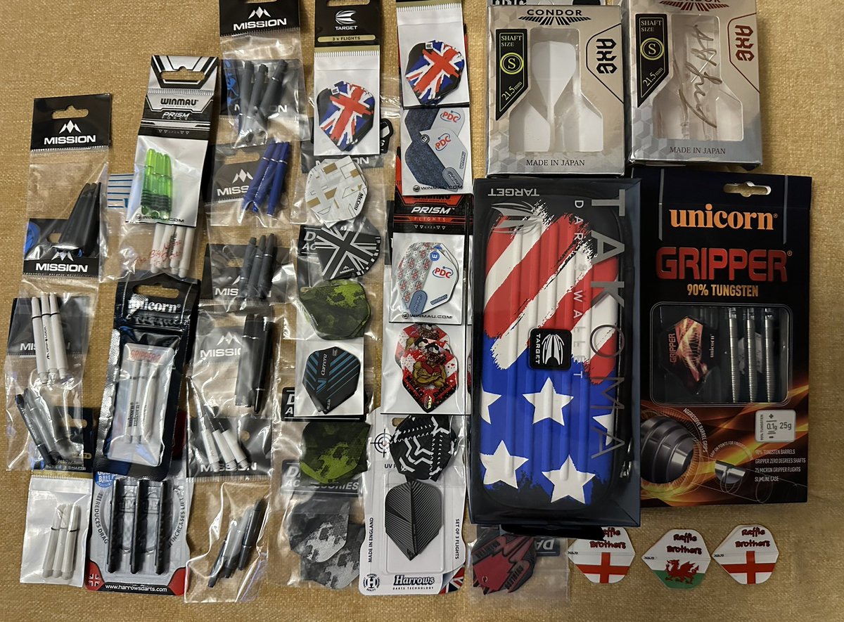 🚨Right let’s do a giveaway
1 set of unicorn gripper darts,
1 target takoma case 
15 sets of flights 
15 sets of stems
1 set of condor flights 
1 set of signed José de Sousa flights. 
All you need to do is be following me, RT this and tag a friend. Will close noon 26 sept 🎯🎯🎯