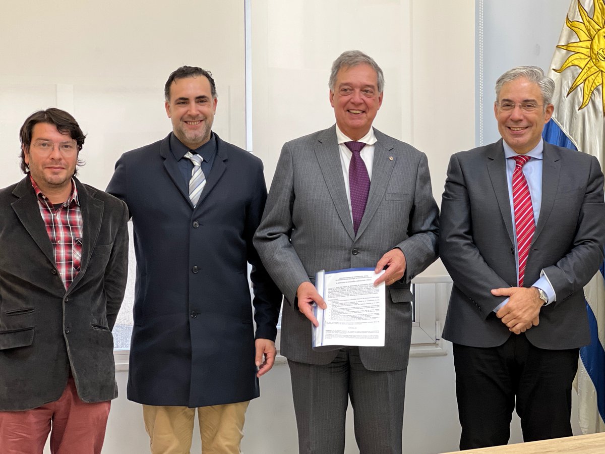 #AHORA el ministro Fernando Mattos junto al director de #DESCENTRALIZACIÓN <a href="/LuisCarresse/">Luis María Carresse</a> participan  junto al presidente <a href="/ANEP_Uruguay/">ANEP</a> @RobertSilva1971 de la firma del convenio marco de cooperación entre la Administración Nacional de Educación Pública y el #MGAP.