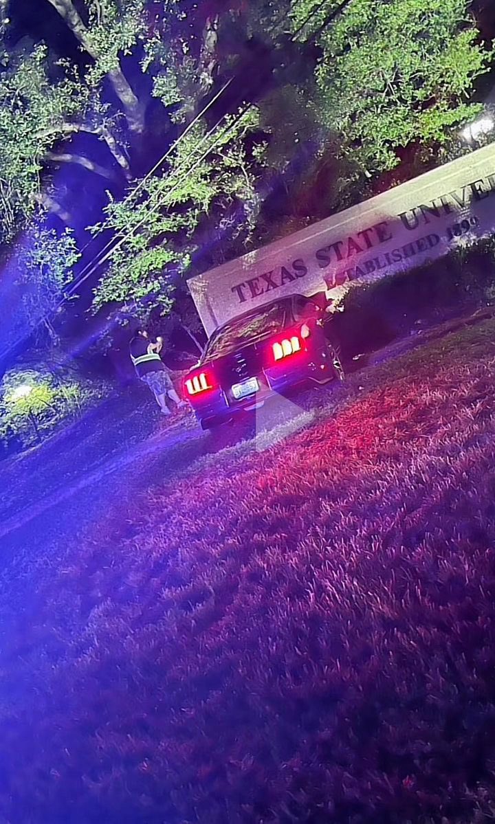 BarstoolUTSA's tweet photo. WHO CRASHED THEIR CAR INTO THE TEXAS STATE SIGN https://t.co/WS4PEGQdkg