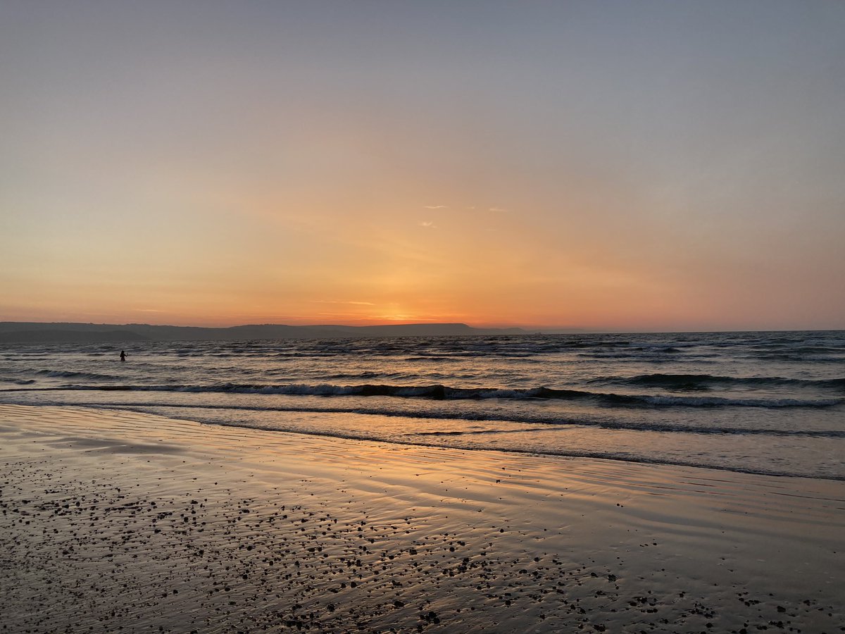 Sun rises!

#Weymouth #Dorset #sunrise #weymouthbeach #beach