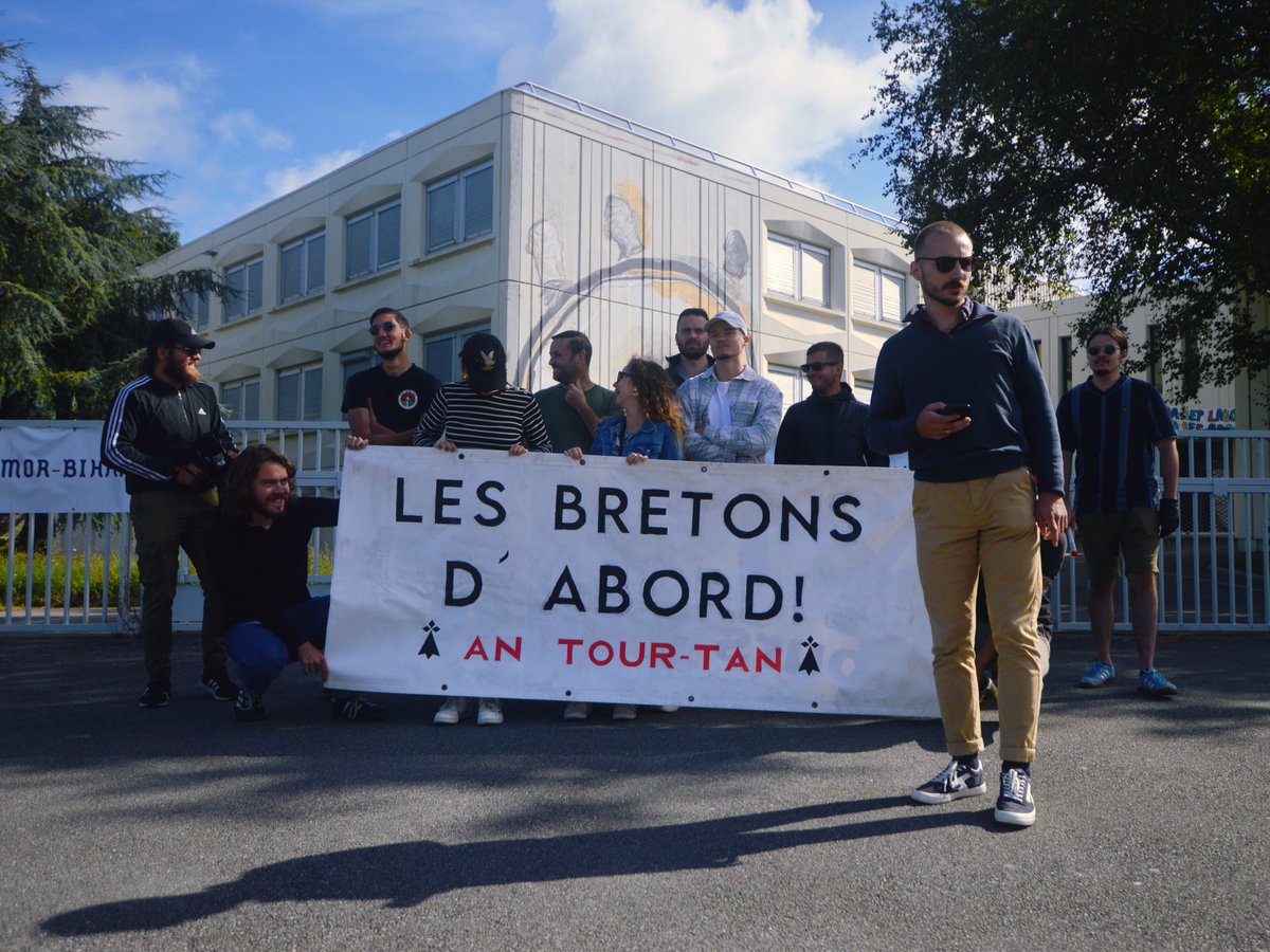 AnTourTanBZH's tweet photo. [LES BRETONS D'ABORD !]

📌 Retour en images sur notre action "Les Bretons d'abord".

Merci pour vos très bons retours malgré le censure que nous avons subi sur TikTok en voyant la vidéo de l'action supprimée de manière arbitraire et sans possibilité de contestation. https://t.co/oqiIsnctqB