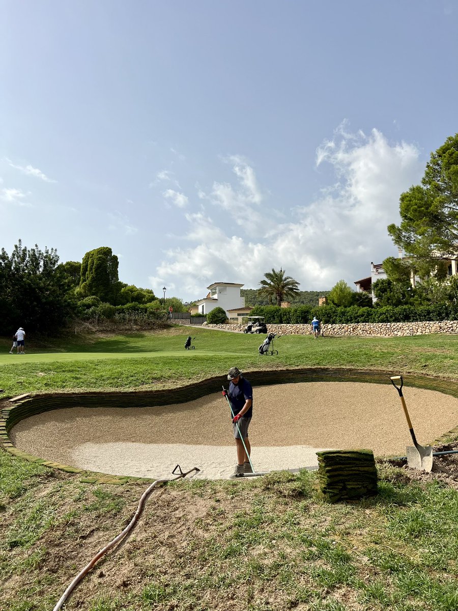 Mafergolf's tweet photo. Restauración de búnkers en @golfdeandratx con @betterbillybunker &amp; @durabunker los mejores sistemas constructivos de búnkers internacionalmente reconocidos #selladototal #golf #mallorca #mafergolf #líder #bunkers https://t.co/xqTeQtvYaF