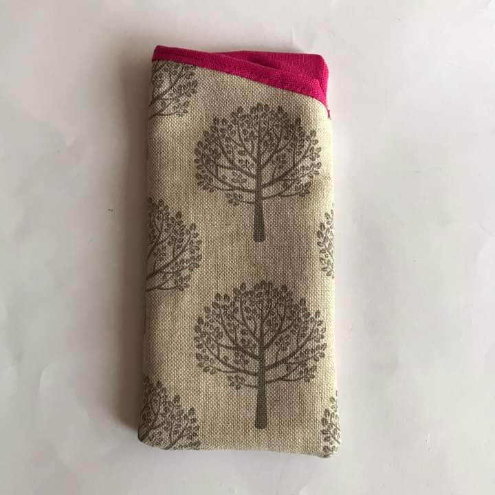 EGLR1's tweet image. Padded glasses or sunglasses holder. May also fit some phones.
£4.50 plus p&amp;amp;p

numonday.com/shop/loony-lur…
All sales goes towards our #rescuedogs 
#sunglasses 
#glasses 
#giftideas 
#mhhsbd 
#phones