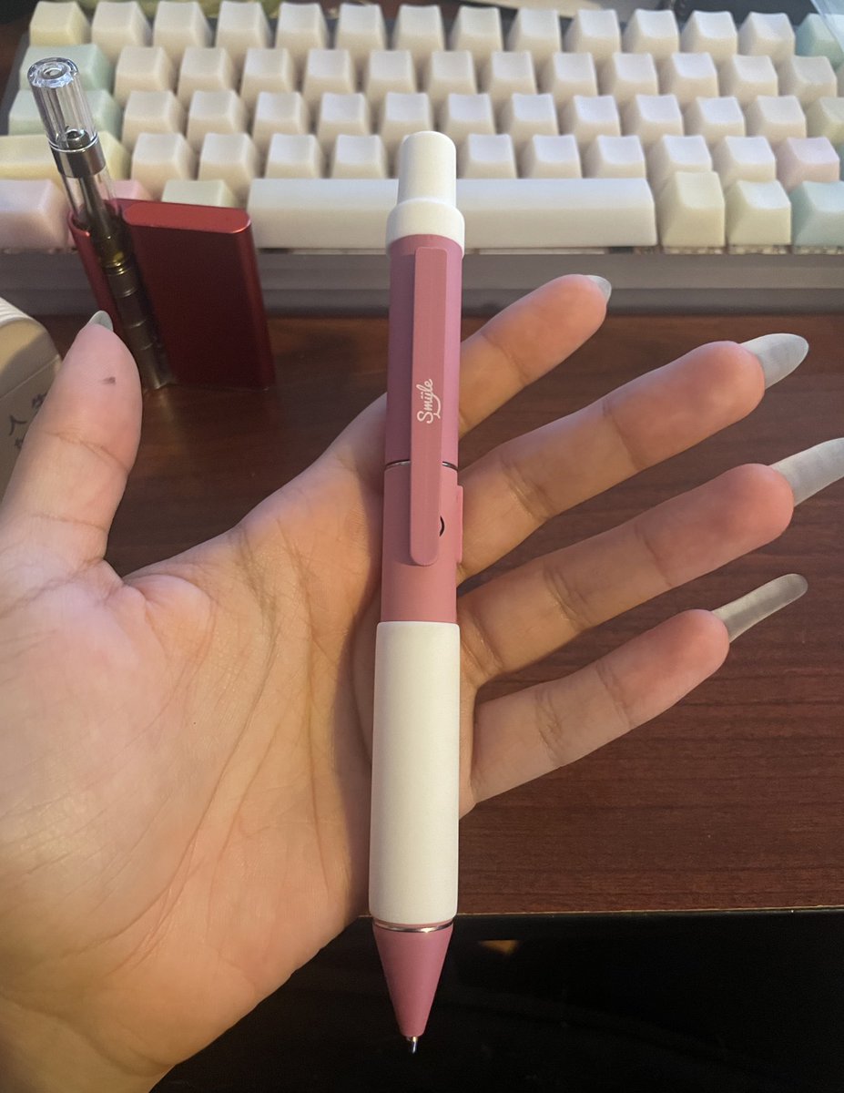 Guttergore1's tweet photo. Dude it’s literally a pen I can’t https://t.co/wVo7zWTxDB