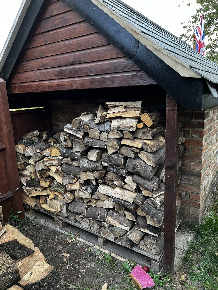 The second log store nearly full, well it will be by the weekend. Plenty more wood to split and stack. 
Almost winter ready! 

#logburner #stove #woodburner #woodfire #winterprep #Sustainability #househeatedbywood #logstore