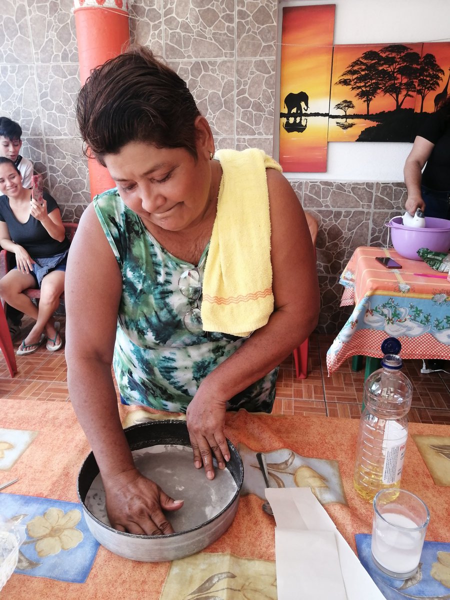 MauCasBol's tweet photo. Continuando con la #ASCROC por @croc_apst y @CROC25_Tab, se impartió la Master Class de Panadería en técnica y preparación de pan esponja con el objetivo de cuadyuvar en la mejora continua de la economía de los hogares y empoderamiento de las mujeres tabasqueñas @HugoRamosRamire https://t.co/hZxPAbmvbs