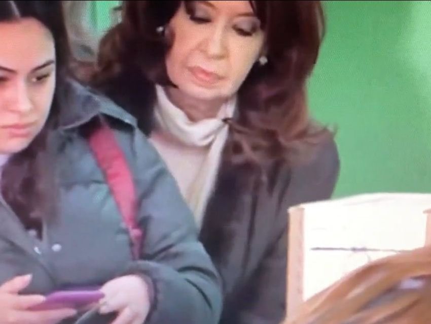 Estoy en el bondi y el de all lado está revisando su tinder