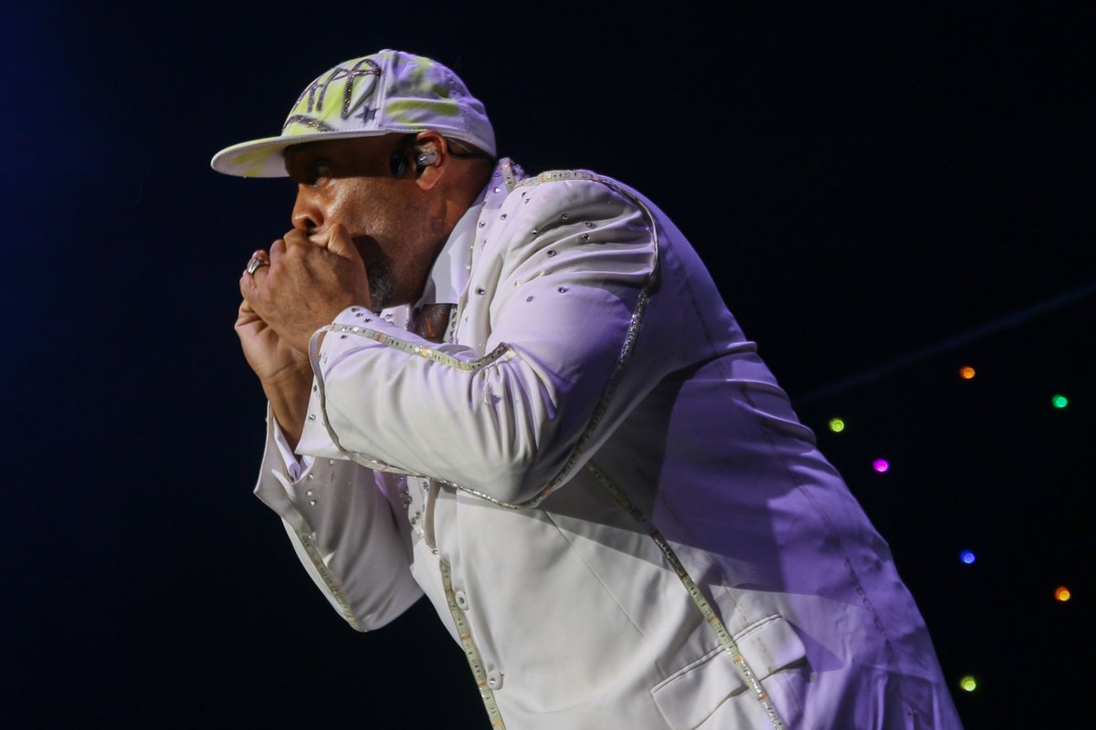 magic925's tweet image. Let's #ThrowbackThursday to our EPIC Birthday Bash in 2017 when The ZAPP Band closed out the incredible night! 🔥

Who's counting down the days to their electrifying performance at #ThrowbackJam next month? 🎶

Comment below and let us know you're coming!