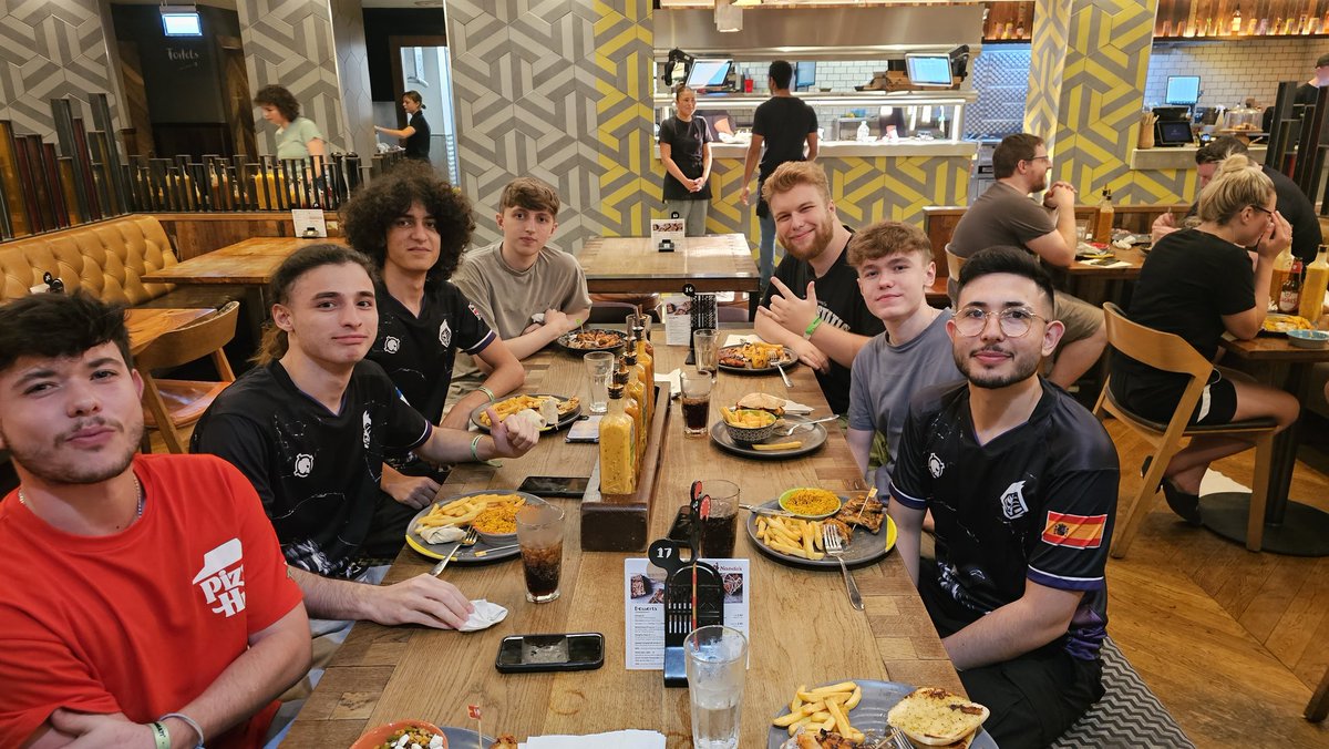 NiL_Esports's tweet photo. [#Insomnia71]

The team are getting stuck into @NandosUK before the start of weekend. 

Who do you think can handle their spice the best? 

#YoureNext https://t.co/40YUMkKXid