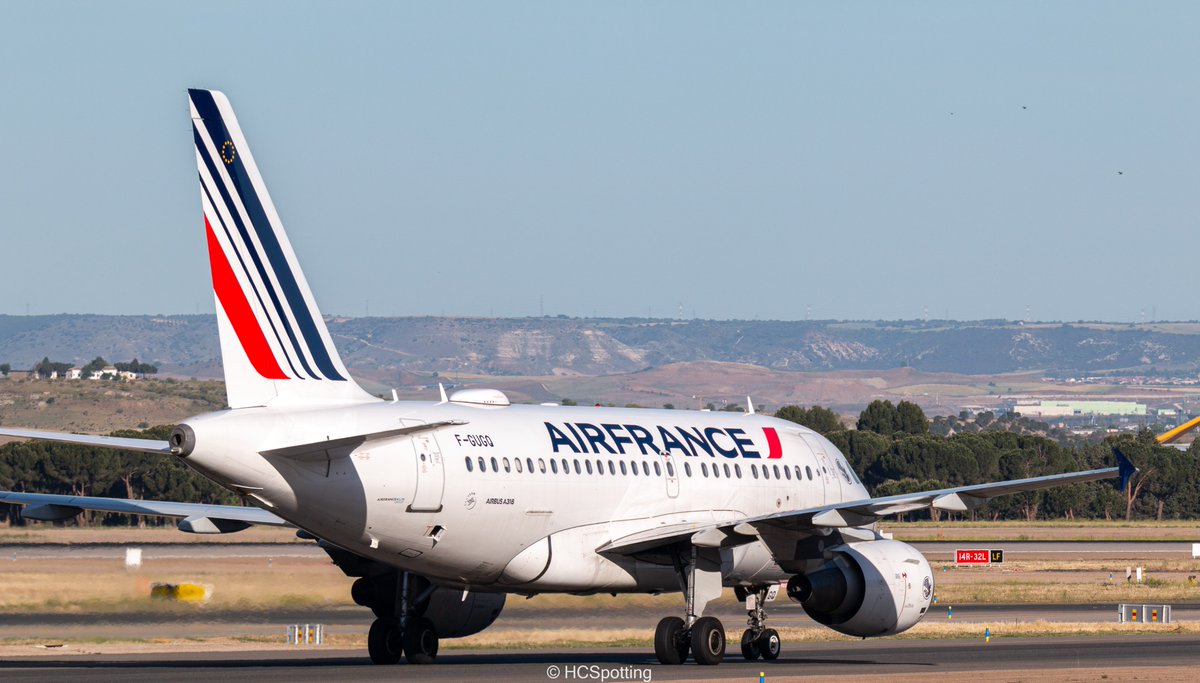 hcspotting's tweet photo. El otro día tuve la ocasión de ver un #A318 o como comúnmente se le conoce Baby Bus. Os cuento un poco. Si meto la pata en algún dato, por favor, no me maten. https://t.co/D3y1QEgwgT