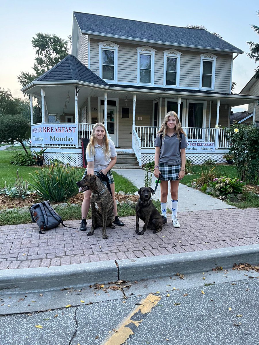 Première journée d'école pour quelques élèves de Barcelone <a href="/ESCEJL/">École secondaire catholique E.J. Lajeunesse</a> Bienvenue à Cloe et May.  <a href="/CscProvidence/">Csc Providence</a>
