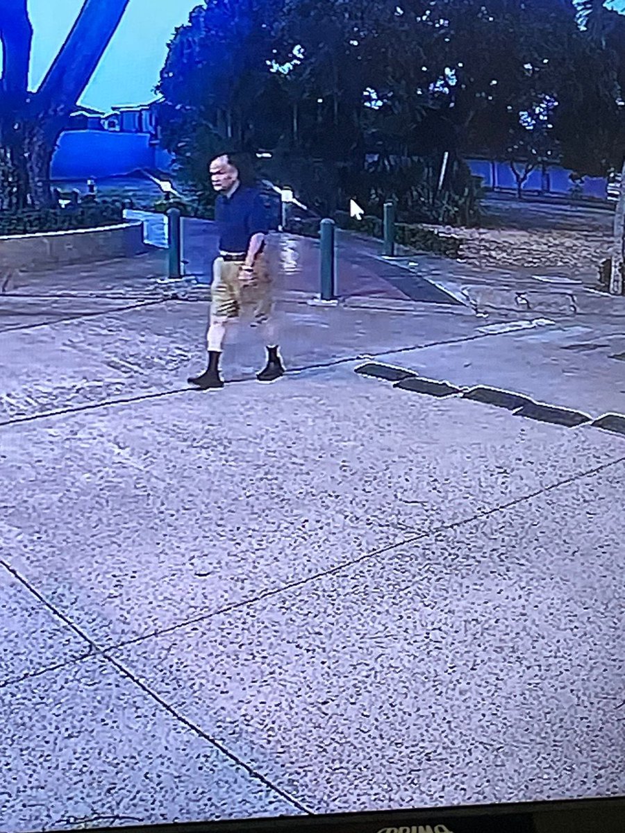 Enrique Lascano salio 6m de la ciudadela la Puntilla caminando, sun no aparece por favor cualquier informacion comunicarse con los siguientes numeros telefonicos  096 801 8352 o 099 437 7848
Rt y compartan.