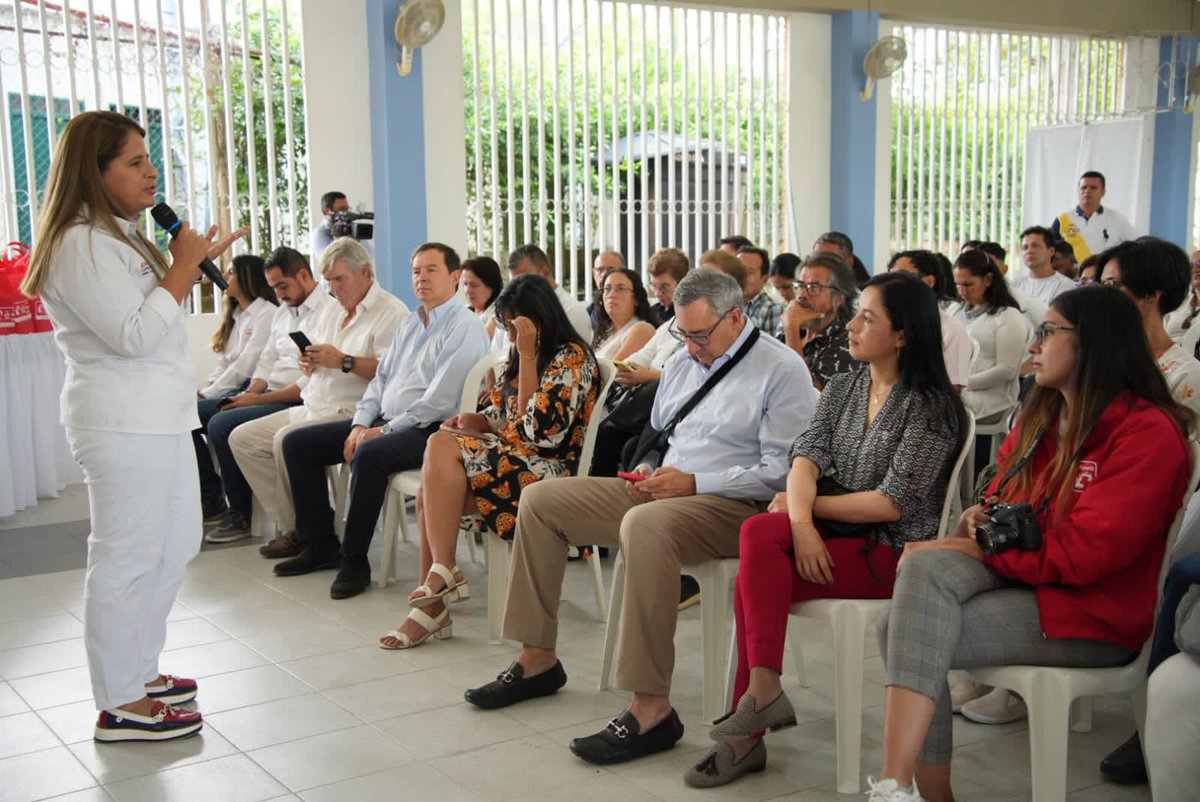 lmsaenzm's tweet photo. Tambien nos reunimos con los aliados del sector privado como La Fundación Lazos de Calandaima y el club Mesa de Yeguas, quienes se unieron a este sueño por la calidad educativa de #Cundinamarca https://t.co/dOileLLY46
