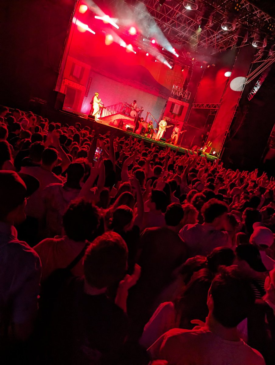 Ich glaub kein mensch kann hier italienisch, aber roy bianco und die abbrunzati boys liefern einfach ab im arena open air 🤘🙌