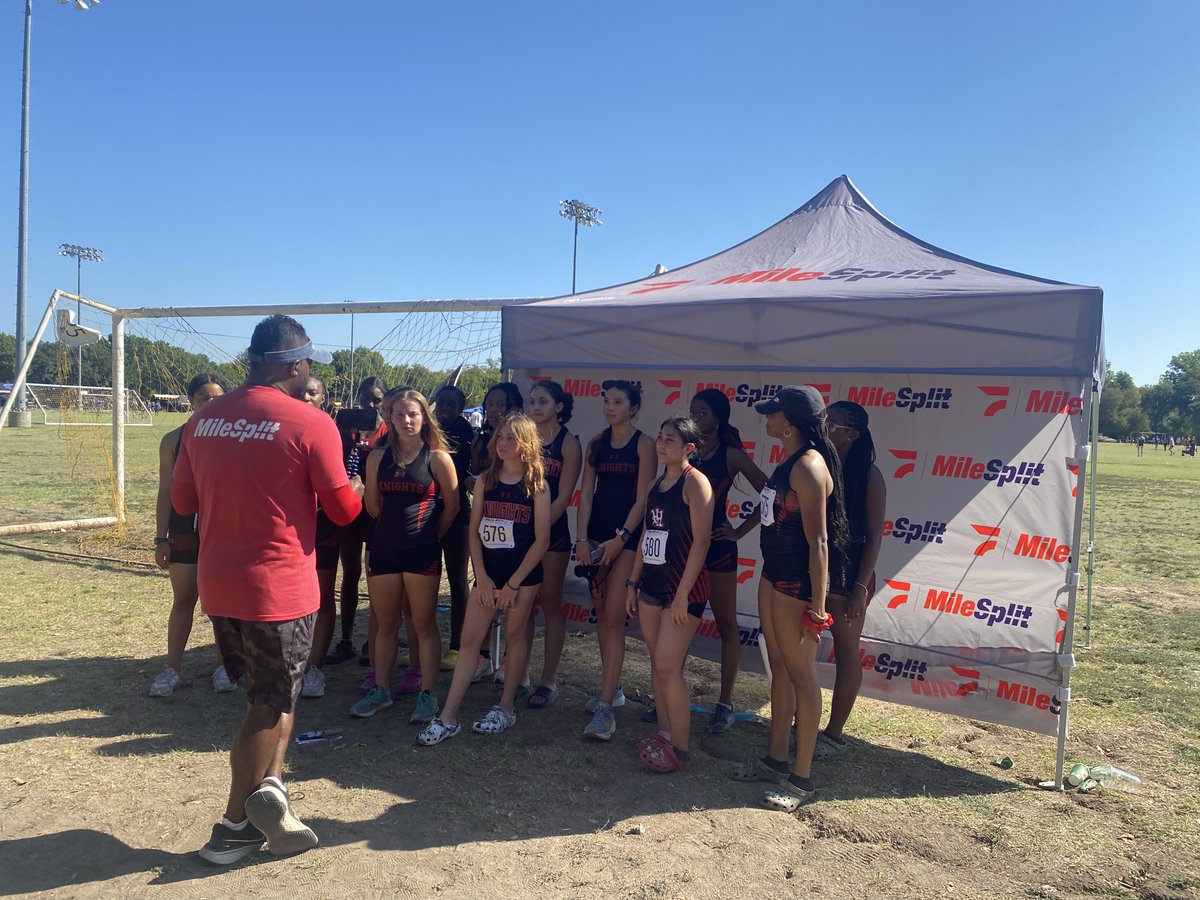 HHHSKnightsTF's tweet photo. Awesome job by these young ladies. Ella Perry took first place and set a new school record with a time of 17:54 other medalist were Xenia Gutierrez 19:40 PR, Treasure Bethea 20:58 PR, Tyana Hynes 22:30 @KDHsports @MarkHum7 @HHHS_Wrestling https://t.co/M09r8pqKHK