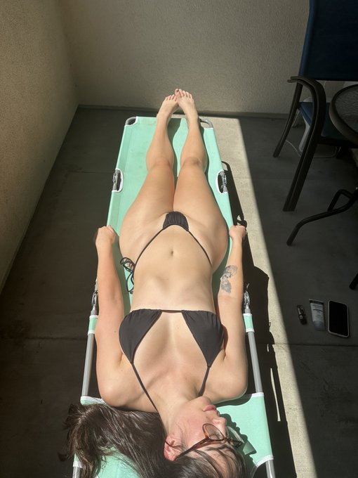 Just making sure my nipples tan https://t.co/IGgEdR6OsY<a href="/tag/happythanksgiving"class="tags"><span>#happythanksgiving</span></a>