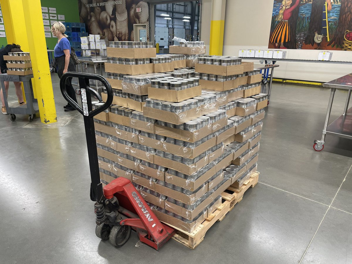 qcontreras's tweet photo. Day 3 of @TimbersFC @ThornsFC @PTStandTogether volunteering at @oregonfoodbank 

#timbers #thorns #ptstandtogether #standtogether #stweek2023 #ptfc #rctid #scusa #mls #portland #portlandtimbers #portlandthorns #oregonfoodbank #volunteer #community https://t.co/uo2pssByXg