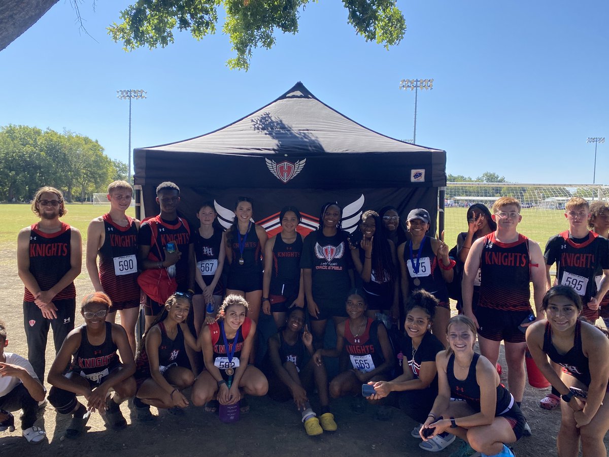 HHHSKnightsTF's tweet photo. Awesome job by these young ladies. Ella Perry took first place and set a new school record with a time of 17:54 other medalist were Xenia Gutierrez 19:40 PR, Treasure Bethea 20:58 PR, Tyana Hynes 22:30 @KDHsports @MarkHum7 @HHHS_Wrestling https://t.co/M09r8pqKHK