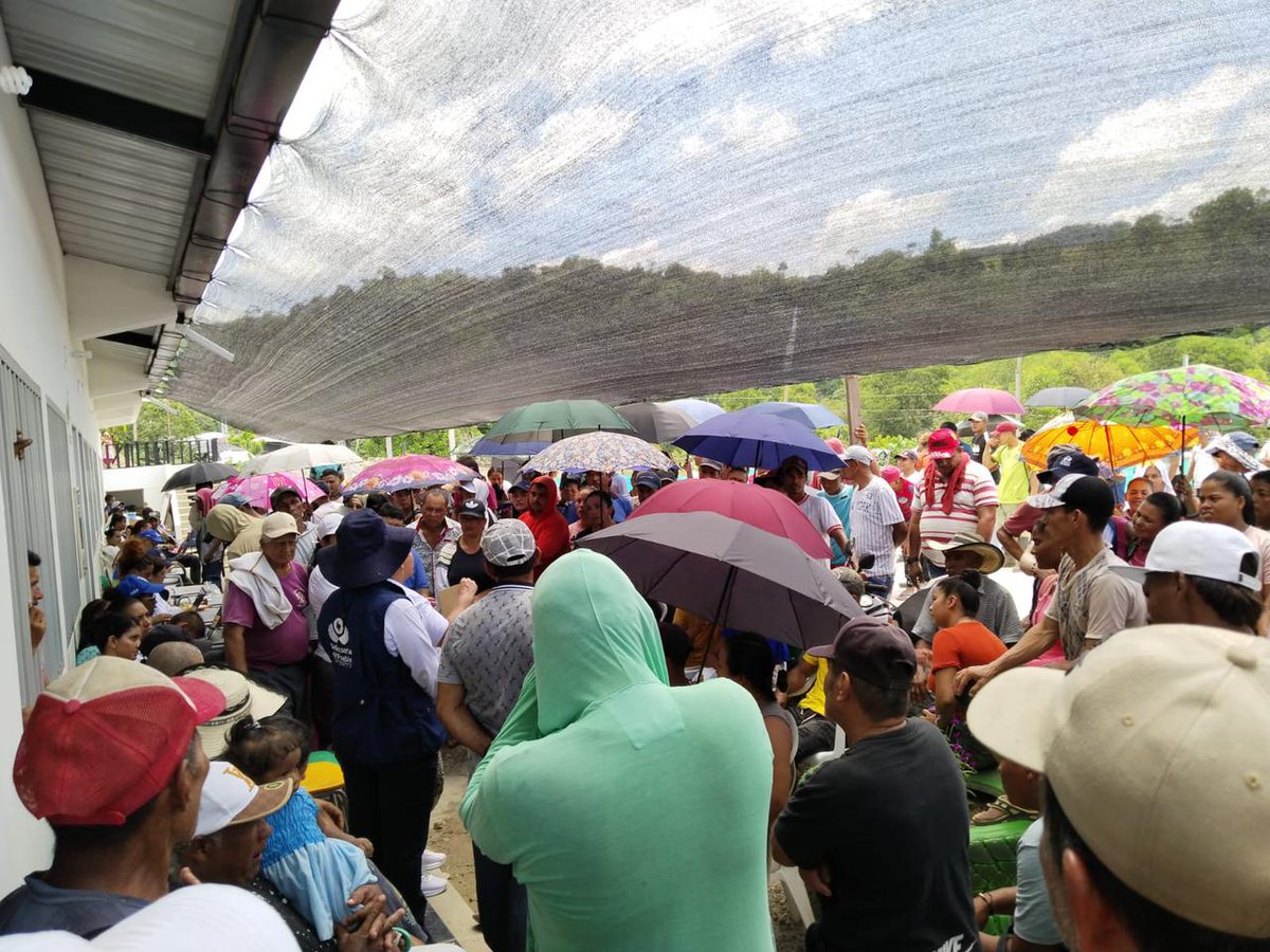 GobiernoAnt's tweet photo. Acompañamos una misión humanitaria para la entrega de alimentos y kits de aseo a 210 familias de las veredas San Pablo y Peñitas, en Cáceres.

Gracias a un trabajo articulado con @UnidadVictimas, @DefensoriaCol, @AcnurColombia y Plan Mundial de Alimentos.

#UNIDOSporLosDerechos https://t.co/CaXcEQVeH1