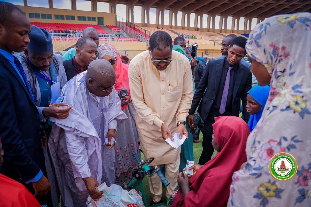 dikko_radda's tweet photo. Earlier today, I launched an empowerment programme for 4,000 vulnerable women, widows and economically disadvantaged members of our State. The programme is aimed at mitigating the current economic turmoil faced by the citizens across the State. https://t.co/Mpp8BuVca3
