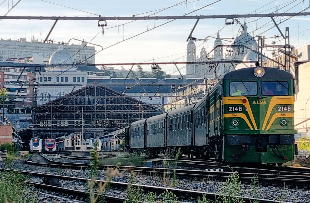 ¡Atención, atención! Tren de Felipe II en vía 7 de Madrid Príncipe Pío, con destino a El Escorial ¡va a efectuar su salida! Ya estamos aquí de vuelta: trendefelipeii.com ¡Embárcate en un viaje por la historia! Entradas a la venta.