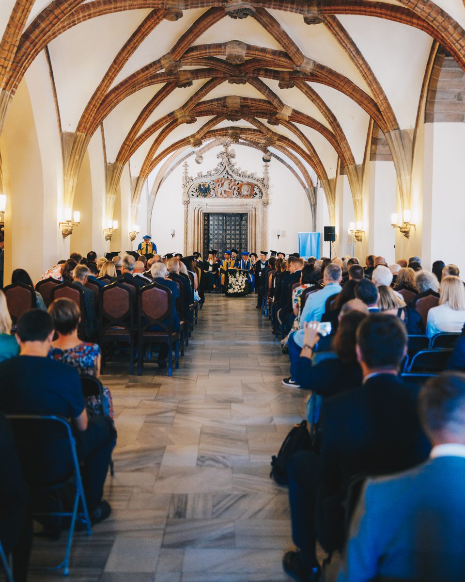 Congratulations to everyone who graduated from @covuniwroclaw today! The students celebrating their success were the very first cohort of graduates at the Wroclaw campus. You're all trailblazers! Visit bit.ly/3LdVpaN to learn more about today's ceremony.