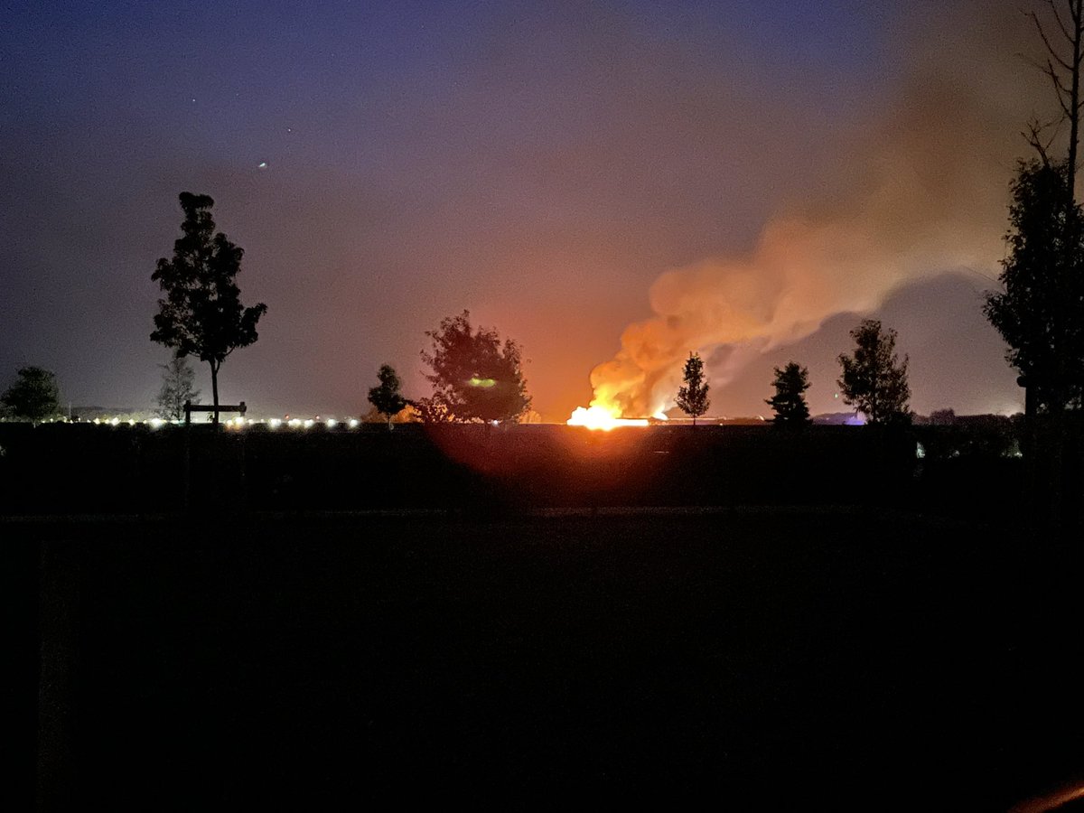 Emmbe_contact's tweet photo. Incendie du dépôt Paprec de Gasville Oisème en Eure-et-Loir (28) ce jeudi 7 septembre 2023 au soir. À proximité de l’aire de repos Chartres - Gasville / Chartres - Bois Paris de l’autoroute A11. La route passant devant l’entrepôt vient d’être fermée. Probablement pour la nuit !… https://t.co/9XOSWUQXeJ