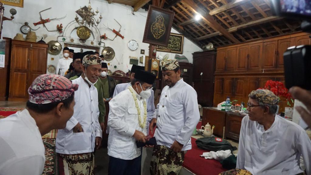omfiul's tweet photo. Keteladan Sunan Gunung Jati dan Sunan Kalijaga dalam menyebarkan Islam harus tetap dijaga dan patut ditiru oleh para generasi muda. 

#GusIminJagaTradisi
#NapakTilasWalisongo

@cakimiNOW
@DPP_PKB https://t.co/tRNhV8HSlx