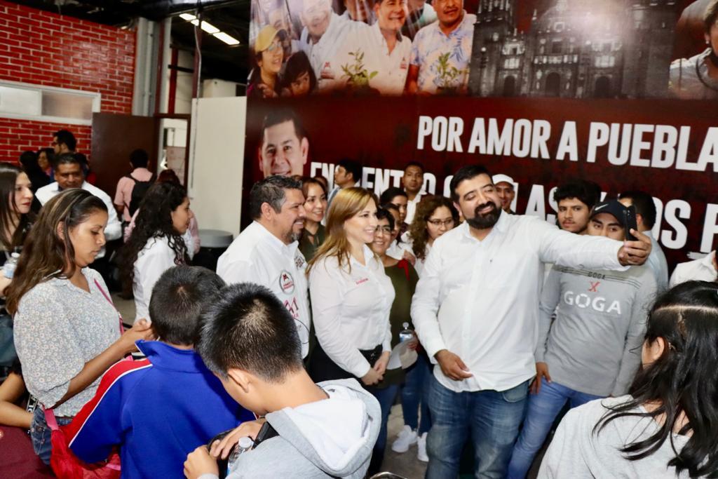 armentapuebla_'s tweet photo. Por la #Defensa de la #InclusiónSocial trabaja mi esposa Ceci Arellano, en atención a las personas con discapacidad auditiva seguiremos trabajando desde el @senadomexicano.

Con el #HumanismoMexicano que caracteriza a nuestro  @PartidoMorenaMx y al presidente @lopezobrador_ https://t.co/3P26rEmc2C