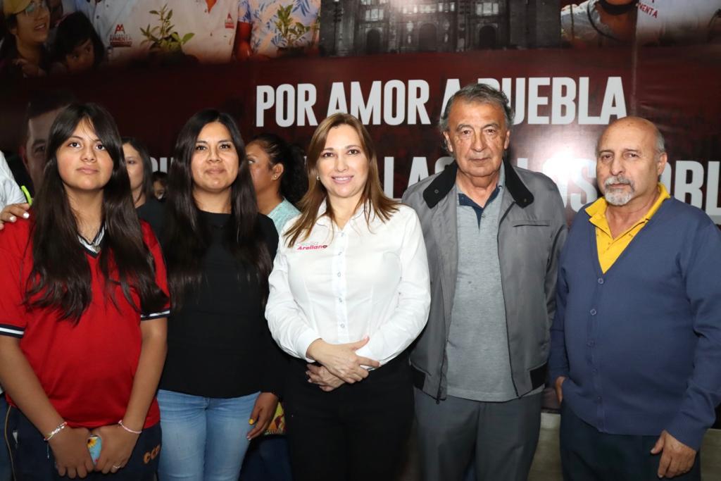 armentapuebla_'s tweet photo. Por la #Defensa de la #InclusiónSocial trabaja mi esposa Ceci Arellano, en atención a las personas con discapacidad auditiva seguiremos trabajando desde el @senadomexicano.

Con el #HumanismoMexicano que caracteriza a nuestro  @PartidoMorenaMx y al presidente @lopezobrador_ https://t.co/3P26rEmc2C