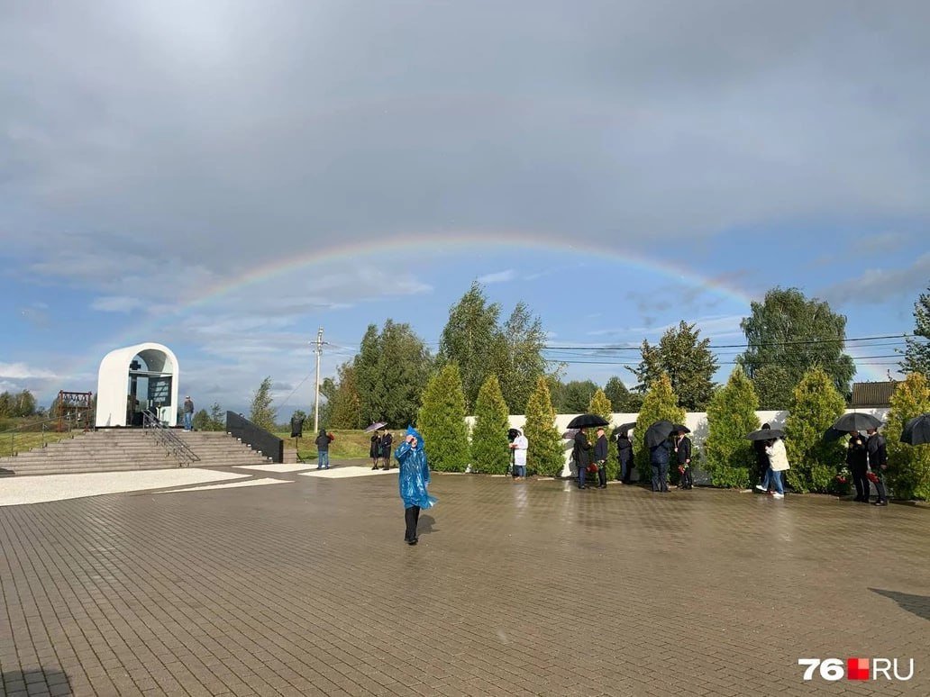At the memorial at the crash site of the Yak-42 aircraft with a team on board, a rainbow appeared today after the rain. 🌈 #RIPLokomotiv 
📸 Lokomotiv Yaroslavl