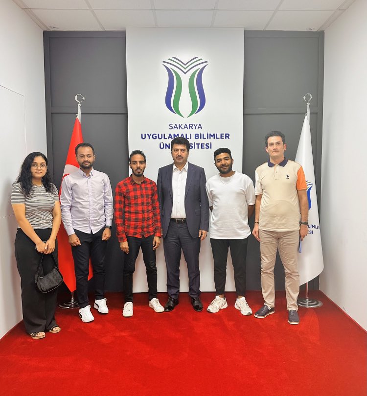 Yedirenk Uluslararası Öğrenci Topluluğu olarak Rektörümüz Sn. Prof. Dr. <a href="/rektorsaribiyik/">Mehmet Sarıbıyık</a> hocamızı ziyaret ettik. Yeni dönem başlamadan önce üniversitemizde okuyan uluslararası öğrencilerimizin istek ve sorunlarını paylaştık. Hocamıza nazik kabullerinden dolayı teşekkür ediyoruz.