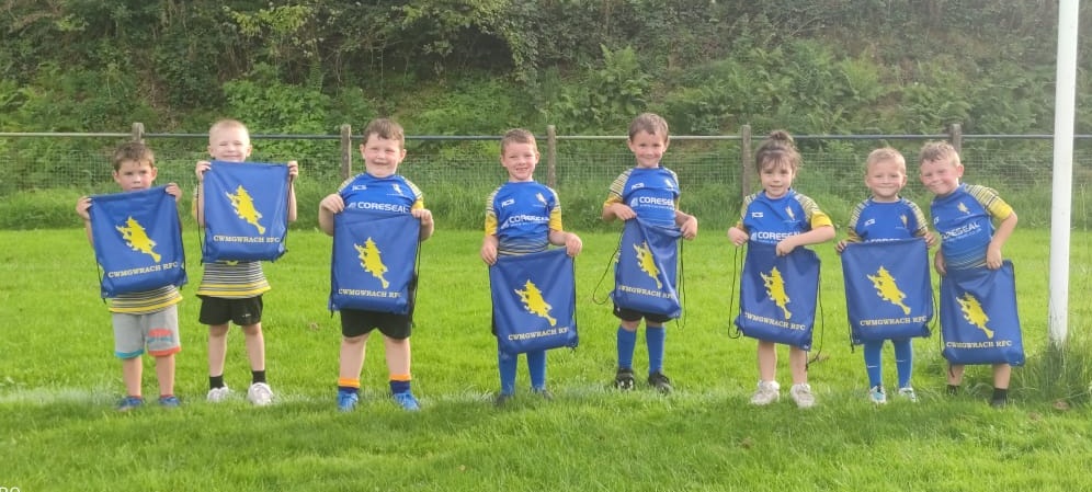 Great to see our next generation of rugby super stars training this evening. Our under 6s are showing off their new kit bag and water bottles that were generously supplied by Dale Mead and Dai Morgan. As a club we are greatful to the continued support we receive from all parents.